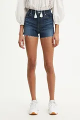 Short de jean de tiro alto color azul oscuro, con calce relajado y ruedo desflecado.