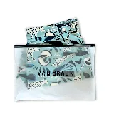 Short de baño celeste con estampado de motivos marinos en tonos azules y marrones. Tiene pretina fija con hebillas metálicas laterales, botón a presión y cierre frontal. Incluye tres bolsillos, interior de mesh hipoalergénico y accesorios waterproof.