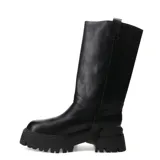 Botas altas de mujer color negro, estilo motociclista o 'biker', con suela track gruesa y plataforma. Presentan una caña alta que parece ser desmontable, con una tira ancha que rodea la parte inferior de la caña.