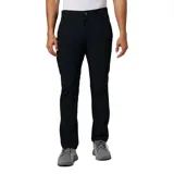 Pantalón de vestir negro, de corte recto, con bolsillos laterales y traseros. Se ajusta a la cintura con cinturón de cuero marrón.