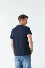 Remera básica color marrón claro, de corte regular, manga corta, cuello redondo y logo bordado en el pecho.