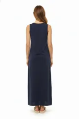 Vestido largo azul marino sin mangas, de corte recto y cuello redondo.