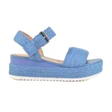 Sandalias de plataforma color celeste con textura trenzada, tira ancha sobre los dedos y tira con hebilla al tobillo.