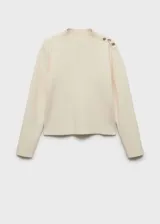 Sweater color crema de punto fino con cuello perkins y manga larga. Presenta detalle de botones metálicos en el hombro.