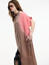 Vestido camisero largo con botones frontales, manga corta, cuello mao y bolsillos laterales ocultos. Estampado con efecto tie-dye en tonos marrones y rosados.