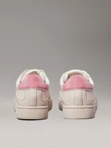 Zapatillas bajas Calvin Klein Jeans color crema con logo CK rosado en el lateral y detalle rosado en el talón.