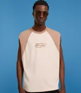 Musculosa de algodón color beige con cuello y sisas en color tostado. Estampado frontal con el logo de la marca Deadly Insane.