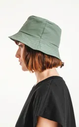 Gorro tipo bucket color verde militar con etiqueta negra con logo blanco.