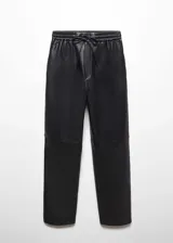 Pantalón negro de efecto piel, corte recto, tiro medio y cintura elástica con cordón ajustable.