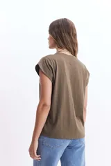 Musculosa oversize color beige con estampado dorado que dice "If you never try you will never know".