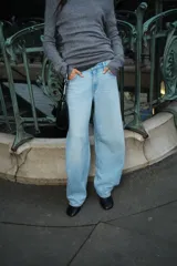 Pantalón de jean celeste claro, de corte amplio y tiro medio.