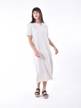 Vestido midi color crema, de corte recto y mangas cortas, con detalle de calado en forma de estrellas en el pecho.