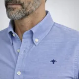 Camisa de algodón Oxford blanca con spandex, cuello con botones y logo bordado en el pecho.