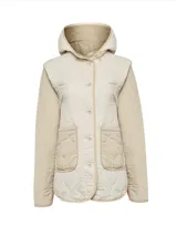 Campera beige acolchada con diseño de rombos, cierre con botones a presión, capucha y bolsillos delanteros. Las mangas son desmontables, transformándose en chaleco, y es reversible.