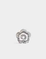 Broche plateado con forma de flor.