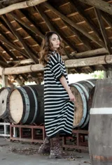 Vestido midi de punto elastizado a rayas horizontales, con mangas cortas y cuello redondo. Corte suelto.