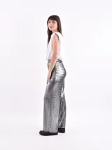 Pantalón plateado de corte palazzo y tiro alto.