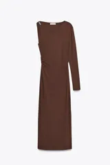 Vestido midi negro de punto, con cuello asimétrico, manga sisa, aplique metálico dorado en el hombro y drapeado lateral.