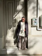 Remerón de morley de viscosa en color beige, de corte oversized con cuello redondo y mangas cortas.