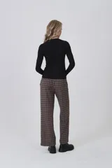 Remera de manga larga ajustada al cuerpo, color negro, con cuello redondo a la base y tejido acanalado.