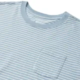 Remera celeste a rayas horizontales blancas, de corte recto y manga corta, con bolsillo en el pecho.