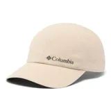 Gorra deportiva color beige claro con logo de Columbia bordado en gris. Cuenta con tecnología Omni-Shield™ que repele la lluvia y las manchas, y Omni-Wick™ para absorber la humedad y el sudor. Tiene perforaciones láser para mayor transpirabilidad y cierre trasero ajustable con velcro.