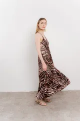 Vestido largo con estampado animal print en tonos tierra y negro, breteles finos y corte amplio.