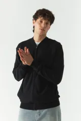 Campera tejida color beige con textura en el frontal, escote redondo y puños.