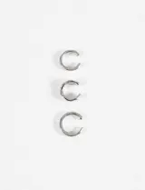 Set de tres aros earcuff plateados con textura.