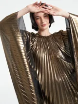 Vestido azul eléctrico con textura plisada, corte amplio tipo capa, cuello redondo y mangas largas.