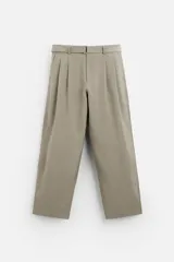 Pantalón color gris topo, de corte amplio, con pliegues frontales, bolsillos laterales y traseros de ojal. Incluye cinturón de la misma tela con hebilla metálica.