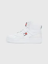 Zapatillas de baloncesto Tommy Jeans de corte medio, color blanco, con diseño color block, exterior de piel, interior de poliéster reciclado y suela de goma.
