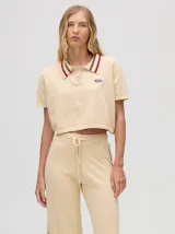Chomba corta roja de algodón con cuello camisero con rayas celeste y negra. Logo bordado en el frente.