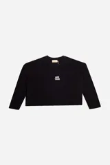 Remera negra de algodón con corte boxy, cuello redondo, manga corta y estampado blanco con la frase "HER TRUE" en el frente.
