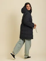 Campera puffer larga color verde militar, con capucha y ajuste en la cintura.
