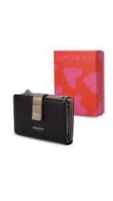 Billetera mediana de símil cuero color blanco hueso con detalles en rojo coral. Posee una presilla de cierre en la parte frontal y cierres de cremallera visibles en el borde superior.