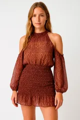 Vestido corto color marrón con estampado geométrico, cuello alto, hombros descubiertos y mangas largas abullonadas.
