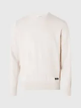 Sweater color beige de Calvin Klein, confeccionado en mezcla de tencel con elasticidad añadida. Tiene cuello redondo, puños y bajo de canalé, y etiqueta con logo de Calvin Klein por encima del bajo.