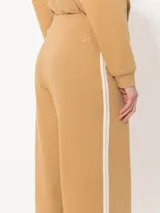 Pantalón de punto color ocre con lurex, cintura elastizada y piernas anchas con calce relajado.