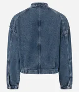 Campera de jean azul con cuello alto, cierre frontal con cremallera, mangas largas y recortes.