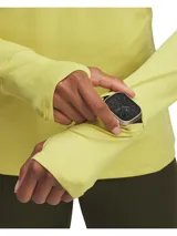 Buzo deportivo amarillo de manga larga con medio cierre frontal y orificios para los pulgares.