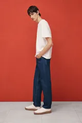 Pantalón de jean azul oscuro de corte recto y relajado, con cintura clásica y cinco bolsillos.