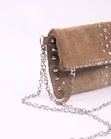 Bandolera de cuero color bordó con tachas plateadas y correa de cadena metálica desmontable.