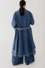 Tapado largo de jean azul con doble botonadura, cuello clásico, mangas largas abullonadas y cinturón de lazo.