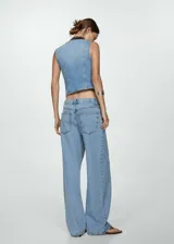 Pantalón de jean celeste, de corte wideleg, tiro medio y cinco bolsillos.