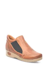 Zapato bajo color marrón de cuero liso con elástico negro en los laterales.