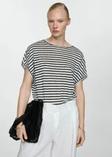 Camiseta de rayas en blanco y negro, con corte amplio y mangas cortas.