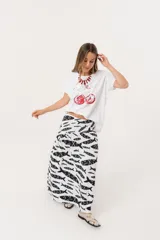 Remera blanca de manga corta con estampado de cerezas y la palabra "Cherry" en cursiva.