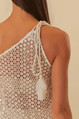 Vestido largo de fiesta color blanco, con diseño asimétrico de un solo hombro y tejido de red con lentejuelas doradas.