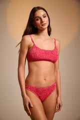 Top de bikini negro con textura arrugada y tirantes finos.